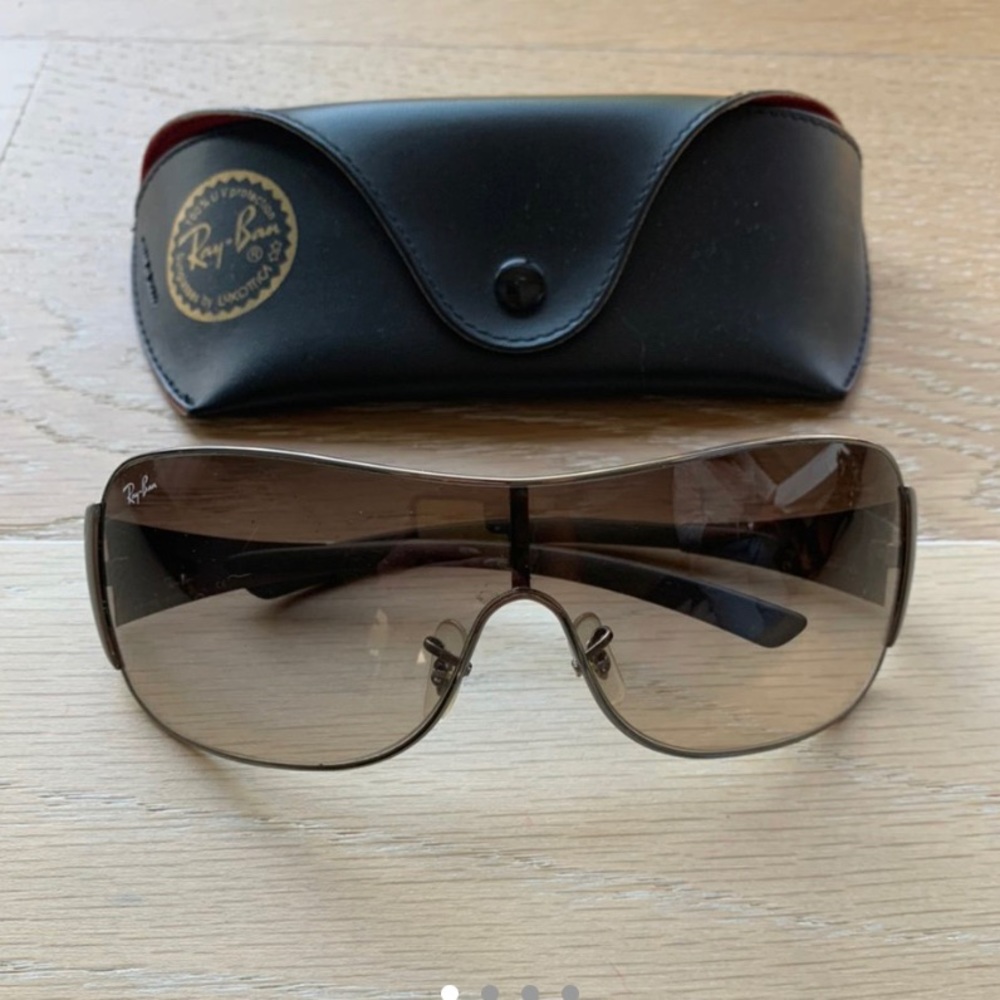 Vintage Rayban sunglasses 
RETAIL $260